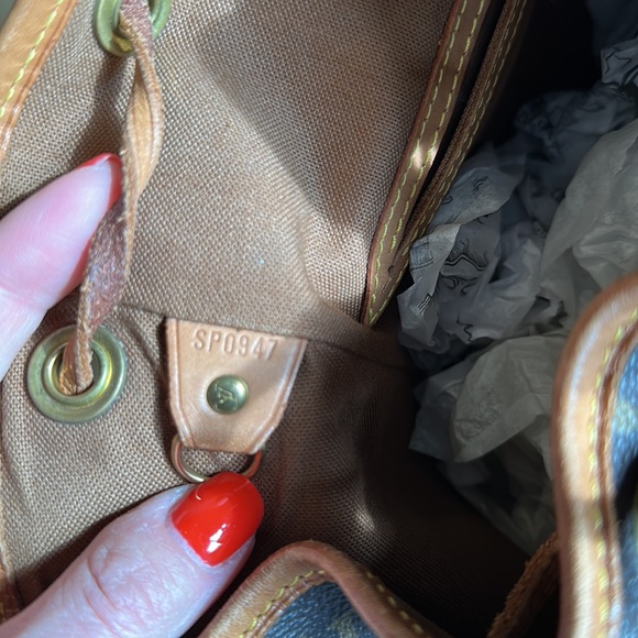 Louis Vuitton Montsouris MM - Picture 13 of 15